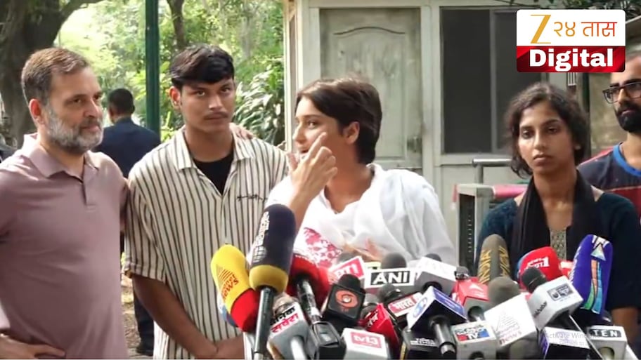 पोलिसांच्या मारहाणीमुळे ऐकू येईना; विद्यार्थिनीने राहुल गांधींसमोर सांगितला घटनाक्रम, 'व्हॅनमध्ये गालावर...', 'डोक्यावर काठी मारली, चेहरा ओरबडला'