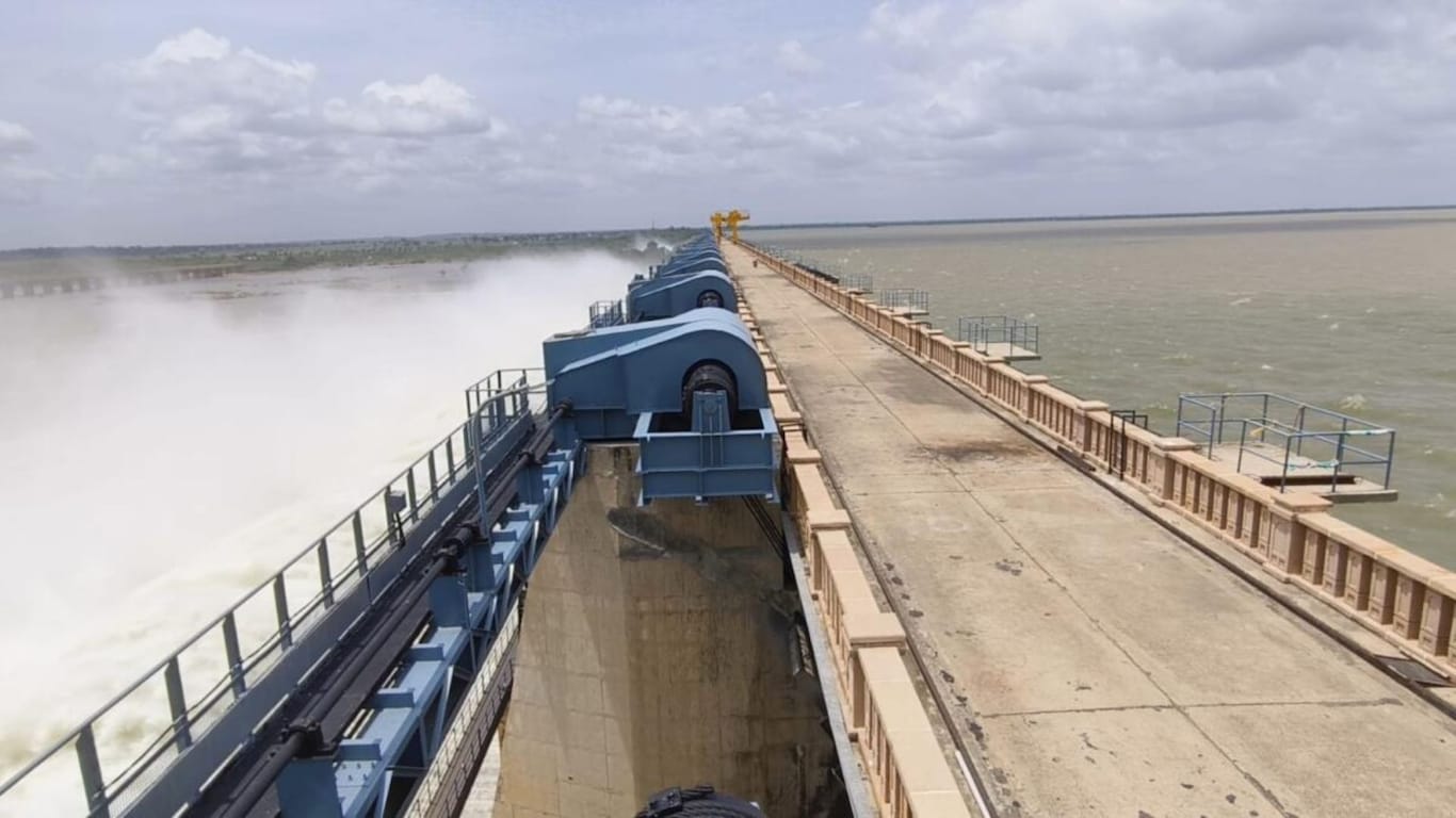 Mumbaikars face a double crisis of water shortage and pollution 